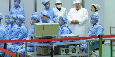 Kim Jong-un Kuzey Kore’nin ilk askeri casus uydusunu inceledi