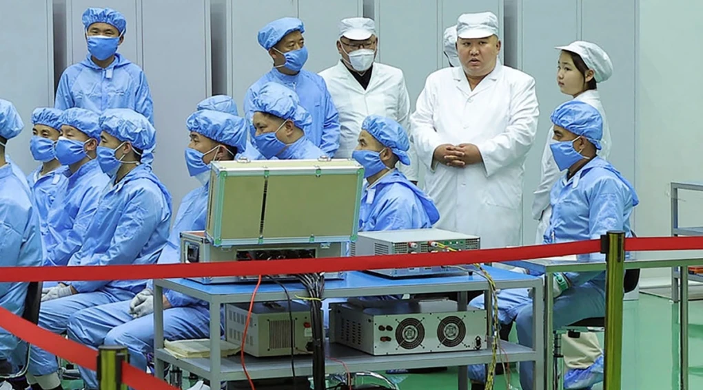 Kim Jong-un Kuzey Kore’nin ilk askeri casus uydusunu inceledi