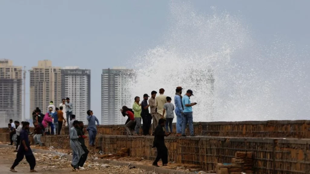 Biparjoy Kasırgası Pakistan ve Hindistan kıyılarına ulaştı