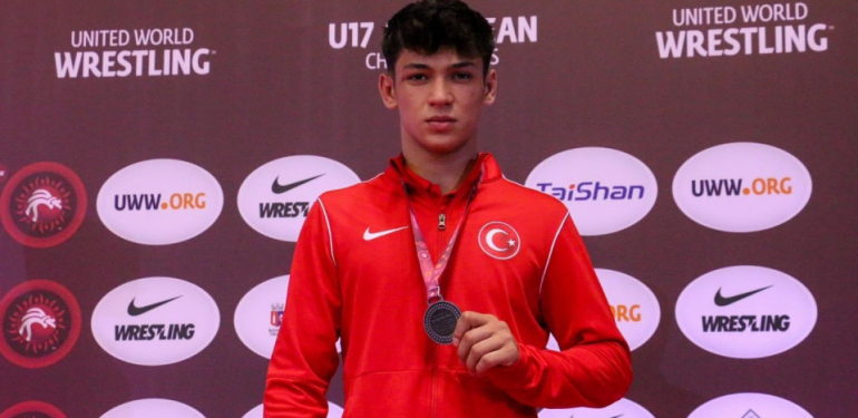 İstiklalspor Güreşçisi Remzi Temur’dan Göğüsleri Kabartan Başarı