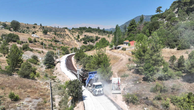 Kemer Ovacık Mahallesinin 3.5 kilometrelik yolu asfaltla buluştu
