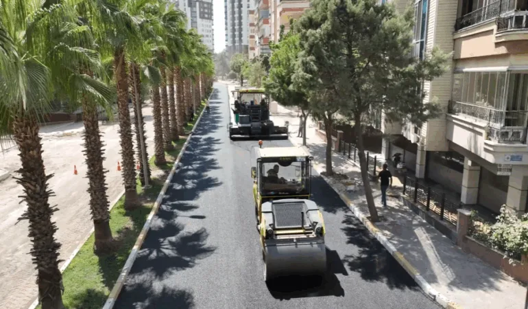 KARAKÖPRÜ’DE DEFORME OLAN YOLLAR SICAK ASFALTLA YENİLENİYOR
