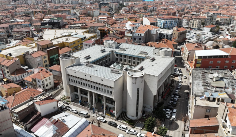 Kentsel dönüşüm kapsamında yıkım çalışmalarına başlanılan medaş iş hanı’nda inşaatın ilk adımı atıldı