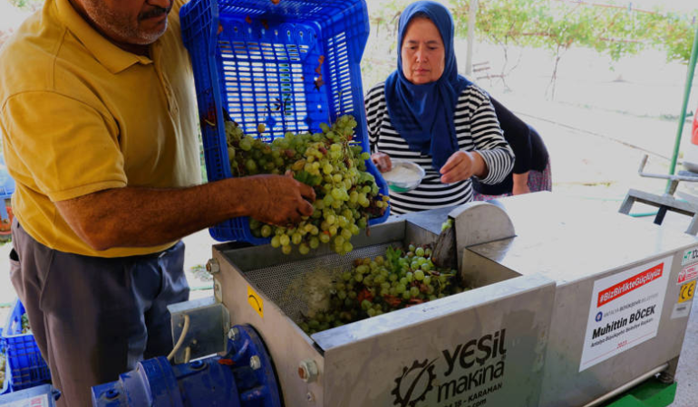 Antalya Büyükşehir’den üzüm sıkma makinesi desteği