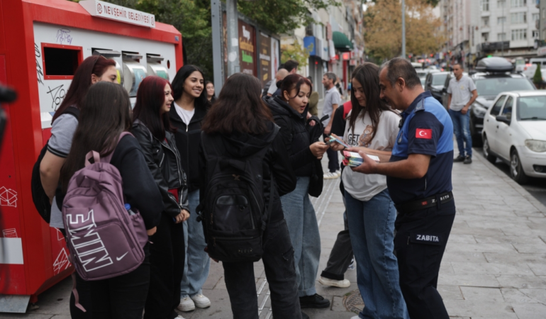 Başkan Rasim Arı’dan Öğrencilere Bitmeyen Kalem Sürprizi