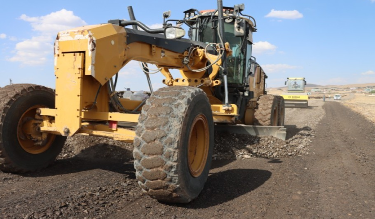 SİVEREK’TE KIRSAL YOLLAR BETONLA GÜÇLENİYOR