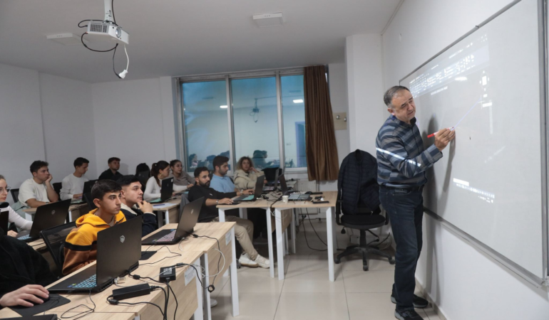 Akademi aksaray’da geleceğe yön veren eğitim çalışmaları sürüyor