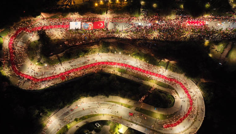 On binlerce Antalyalı Cumhuriyet için yürüdü