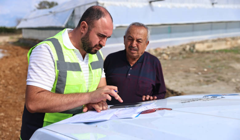 Büyükşehir yağış ve fırtınadan zarar gören üreticinin yanında