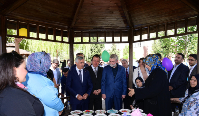 Ulu Çınarların Ellerinden Sevgiyle Dokunan Ürünler Beğeni Topladı