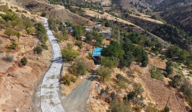 Büyükşehir’den Ekinözü Demirlik’te Yol Yenileme Çalışması