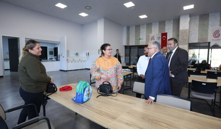 Başkan Büyükkılıç, Engelsiz Yaşam Merkezi’ni Ziyaret Etti