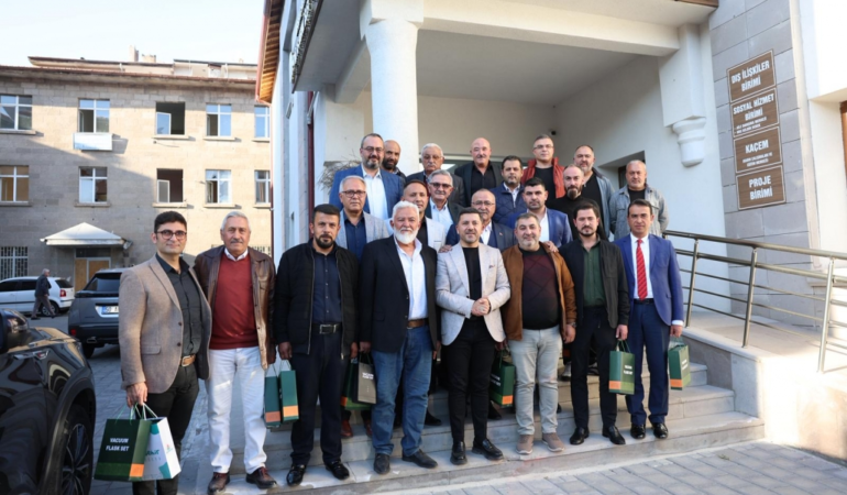 Belediye Başkanı Rasim Arı, Mahalle Muhtarlarını Ağırladı