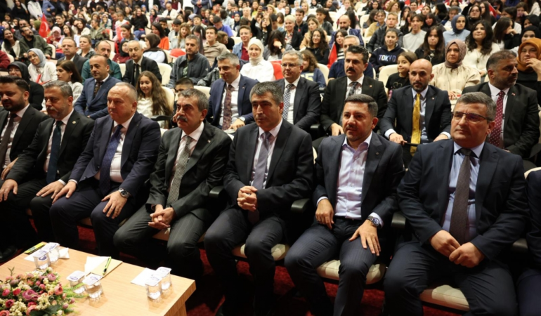 Belediye Başkanı Arı, “Kim Var” Sanat Etkinliğine Katıldı