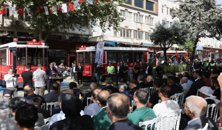 DİVANYOLU TRAFİĞE KAPATILDI, NOSTALJİK TRAMVAY HİZMETE GİRDİ