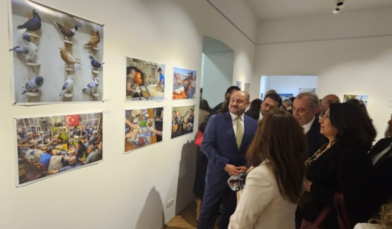 AVUSTURYA’NIN EN ÜNLÜ FOTOĞRAF SANATÇISI, ŞANLIURFA’DA ÇEKTİĞİ FOTOĞRAFLARI VİYANA’DA SERGİLEDİ