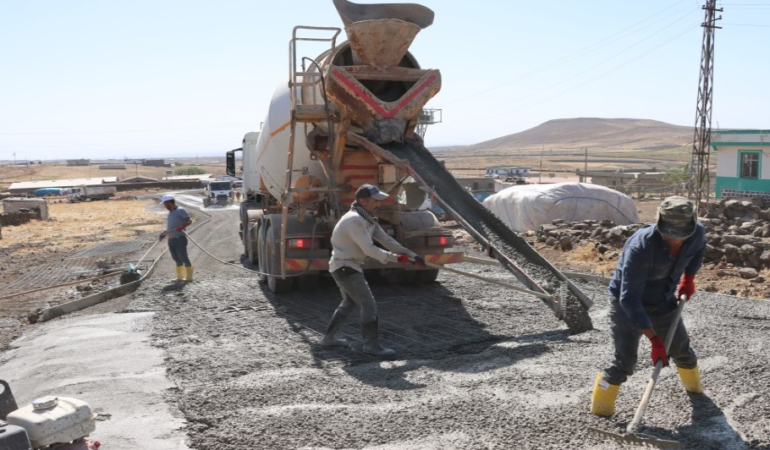 BÜYÜKŞEHİR, SİVEREK’TE 12 KİLOMETRELİK BETON YOL YAPIMINA BAŞLADI
