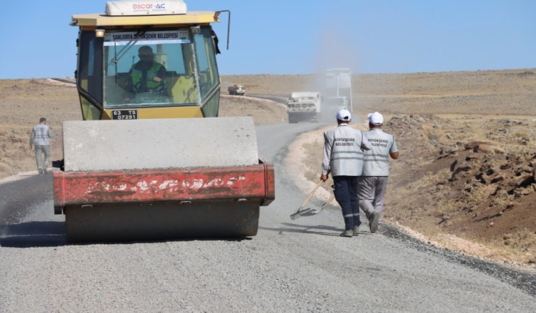 BÜYÜKŞEHİR, SİVEREK KIRSALINDAKİ YOLLARI BAŞTAN AŞAĞI YENİLİYOR