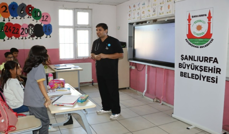 BÜYÜKŞEHİR BELEDİYESİ, MİNİK KALPLERE HAYVAN SEVGİSİNİ AŞILADI