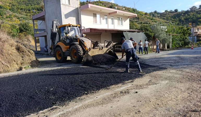 Büyükşehir’den Alanya’nın kırsal yollarına bakım ve onarım