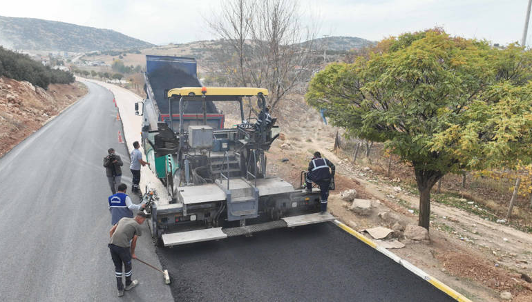 Elmalı Toptancı Hal yoluna sıcak asfalt