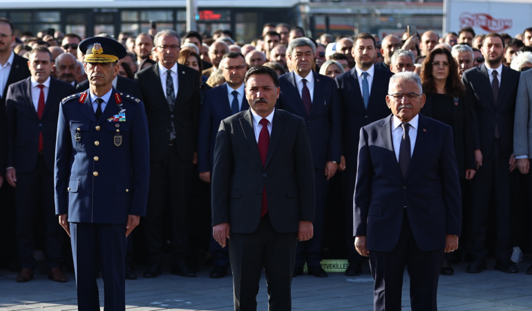 Türkiye Cumhuriyeti’nin Kurucusu Mustafa Kemal Atatürk Törenle Anıldı
