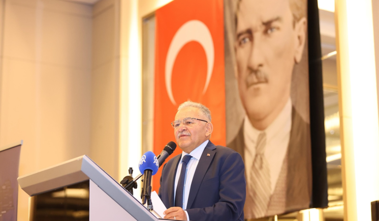 Başkan Büyükkılıç’a İç Anadolu Toplantısında Sosyal Hizmet Övgüsü