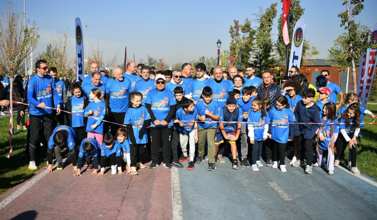 Başkan Büyükkılıç, Millet Bahçesinde Anlamlı Koşuya Katıldı