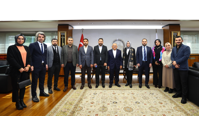Başkan Büyükkılıç, Kayseri’nin İlk Kadın İlçe Başkanı Kahraman ve Yönetimini Ağırladı
