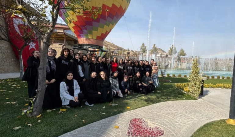 Lise Öğrencileri Muhteşem Koreografiyi İzledi