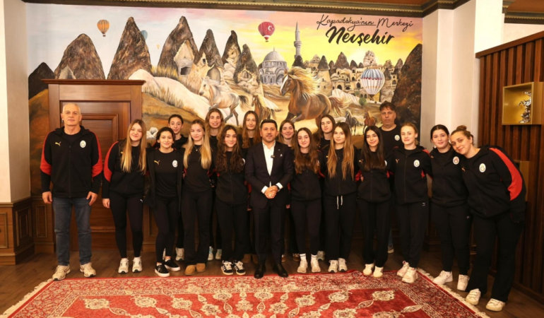 Belediye Başkanı Rasim Arı, Galatasaray Sutopu Kadın Takımı’nı Ağırladı