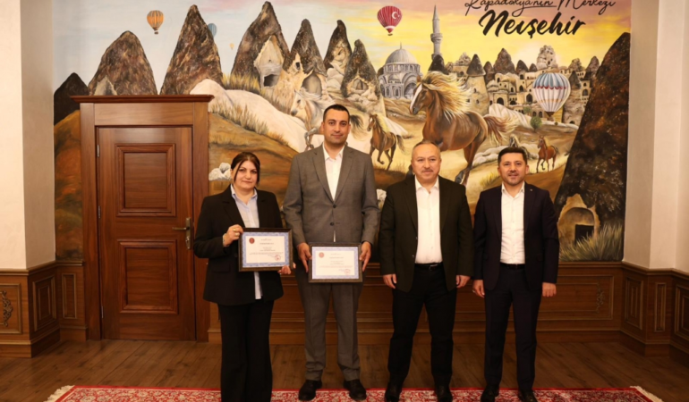 “İlmek İlmek Türkiye” Halı Motifi Vali Fidan’a Armağan Edildi