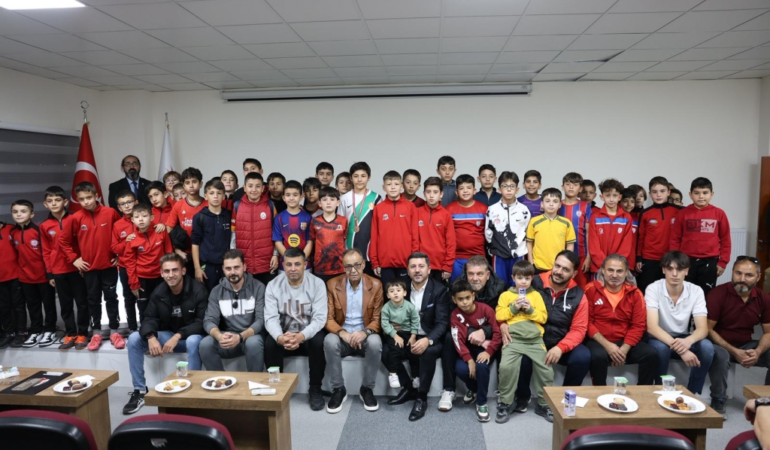 Rasim Arı Başkan’dan Minik Futbolculara Krampon Hediyesi