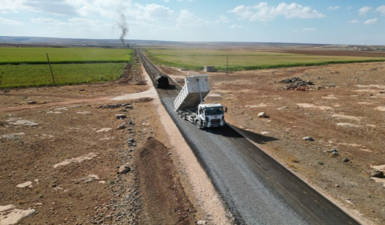 BÜYÜKŞEHİR, HİLVAN’DA 5 KİLOMETRELİK YOLUN SATHİ ASFALT ÇALIŞMALARINI TAMAMLADI