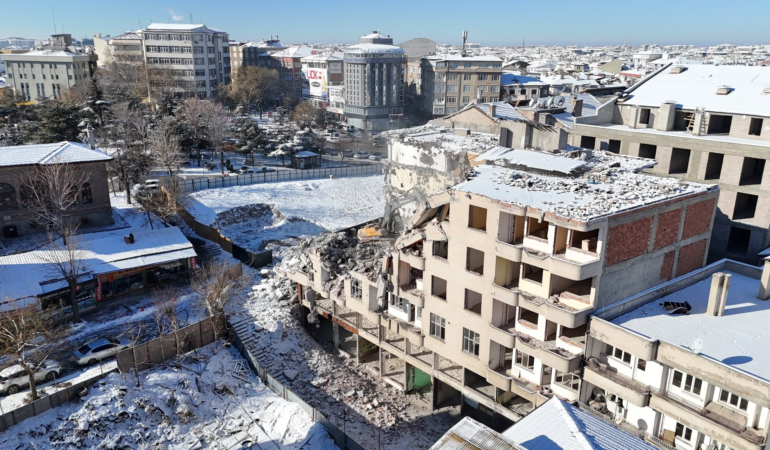 Aksaray belediyesi yılın son gününde de riskli yapıları ortadan kaldırmaya devam ediyor