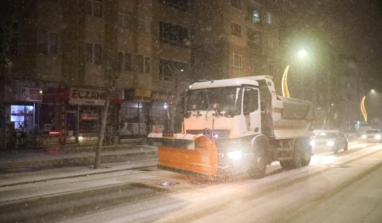 Aksaray belediyesi kar yağışıyla birlikte kent genelinde çalışmalarını sürdürüyor