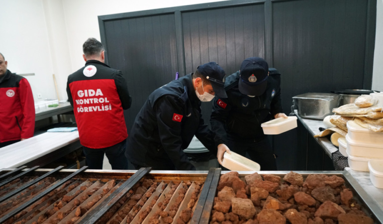 Büyükşehir Zabıtasından Uzun Çarşı’da Kapsamlı Denetim