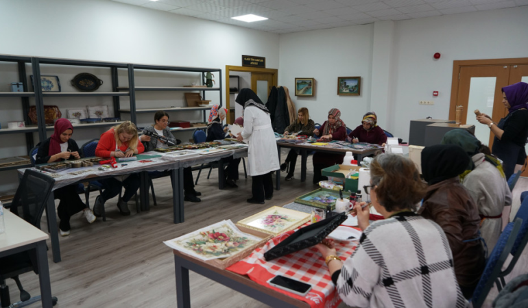 Kadınlar Büyükşehir’in Atölyelerinde Sanatla Hayata Dokunuyor