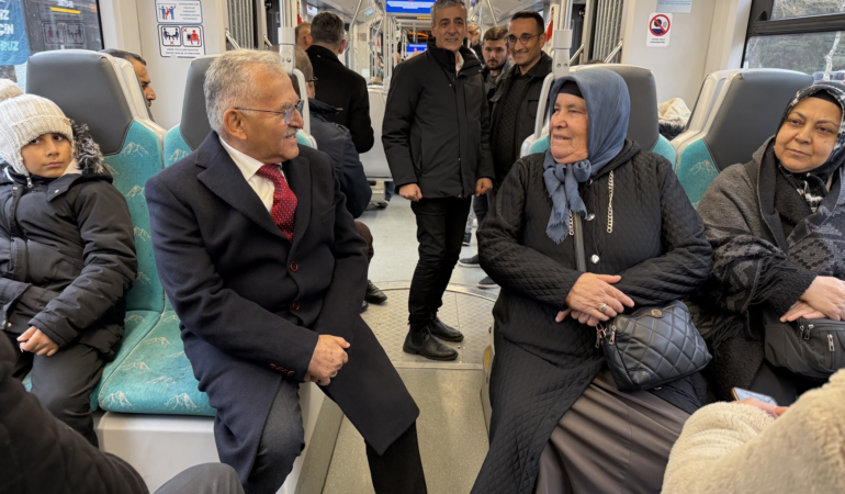 Başkan Büyükkılıç’tan, Kayserililer ile Samimi Sohbet Eşliğinde Tramvay Yolculuğu