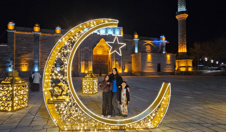 Tarihi ulu cami mahyalar ve süslemelerle ışıl ışıl oldu
