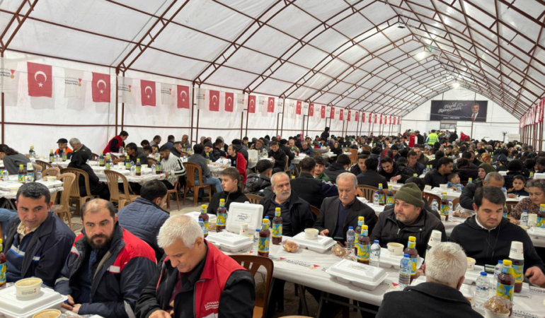 Ramazan’ın İlk Gününde Büyükşehir’in İftar Çadırlarında Dayanışma ve Neşe Bir Arada
