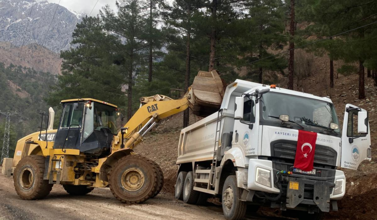 Büyükşehir, Yahyalı’da Sel ve Heyelan Sonucu Kapanan Yolları Ulaşıma Açtı
