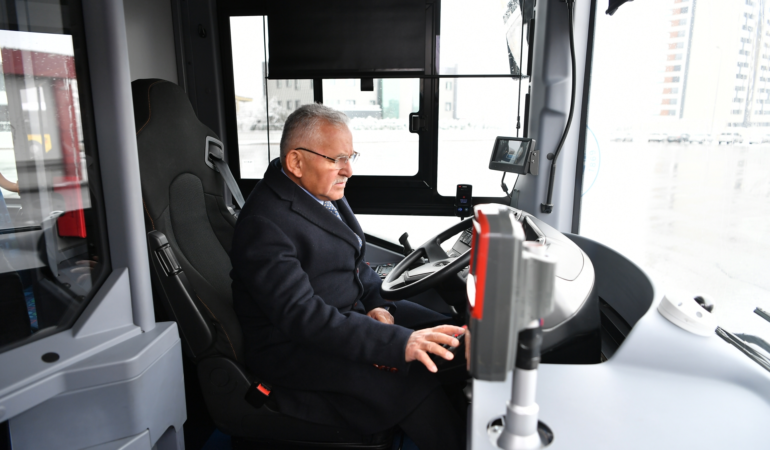 Başkan Büyükkılıç, Çevreci ve Yenilenebilir Elektrikli Otobüs ile Bisikletleri İnceledi
