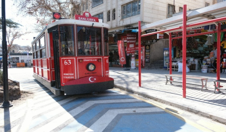 DİVANYOLU’NDA NOSTALJİK TRAMVAY YENİDEN SEFERLERİNE BAŞLADI
