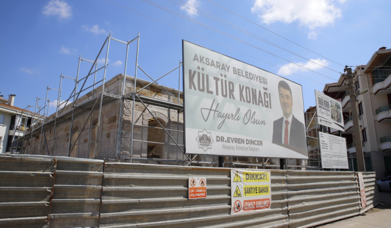 Kültür konağı aslına uygun olarak yükseliyor