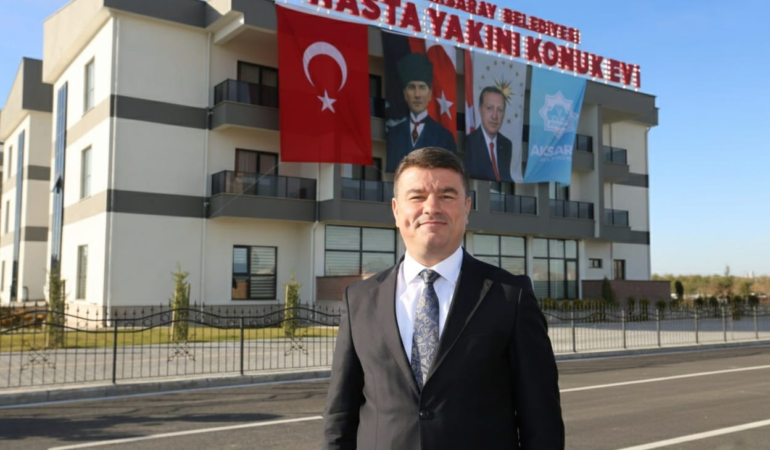 Aksaray’da hasta yakınları kış şartlarında yolculuk yapmadan konakladı