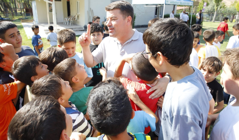 Aksaray belediyesi 12 parkı yeniledi; parklar futbol sahaları ve aydınlatmalarla modern hale getirildi