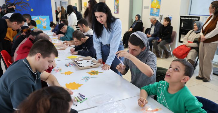 Aynı gökyüzü altında gülümsediler