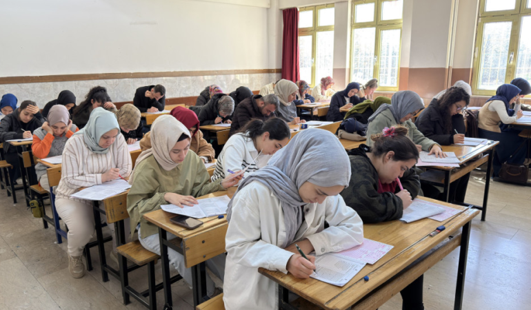 Gençler Gerçek Sınav Atmosferini Yaşadı; Büyükşehir’in Deneme Sınavına Yoğun İlgi