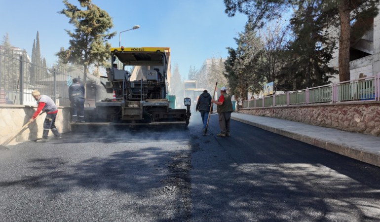 Büyükşehir, Dulkadiroğlu Yenişehir Mahallesi’nde Asfalt Seferberliğini Sürdürüyor